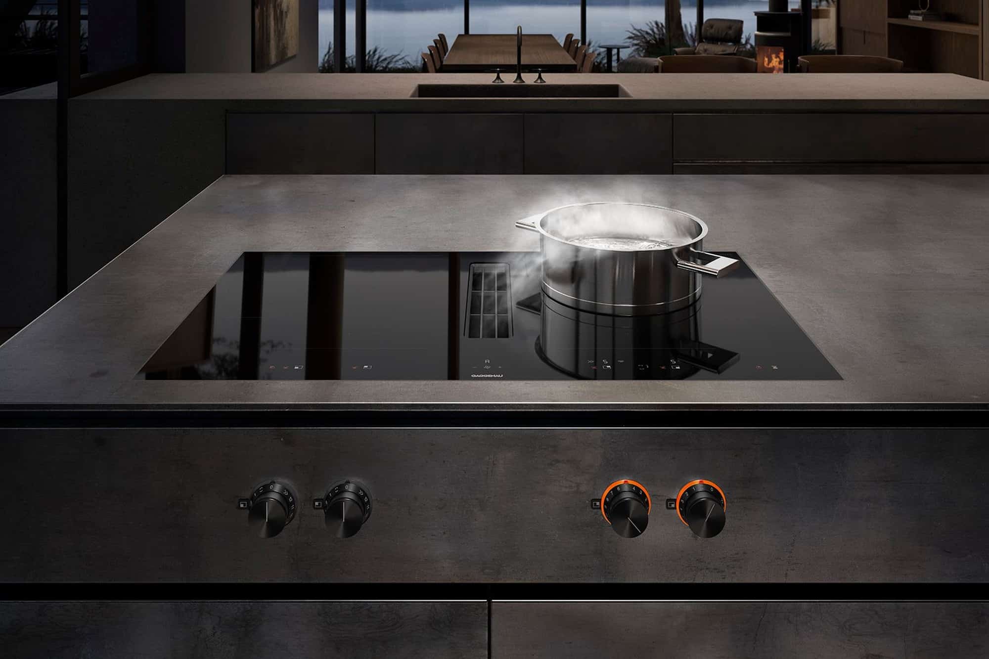 Gaggenau Kochfeld der Serie 400 mit integrierter Lüftung und schwarzen Bedienknebeln