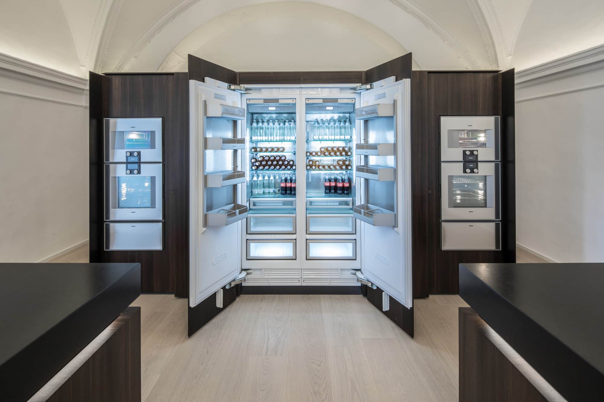 Offene Gaggenau-Kühlschränke der Serie 400 in der Showküche der Designwelt von Lehner Raumkonzept.