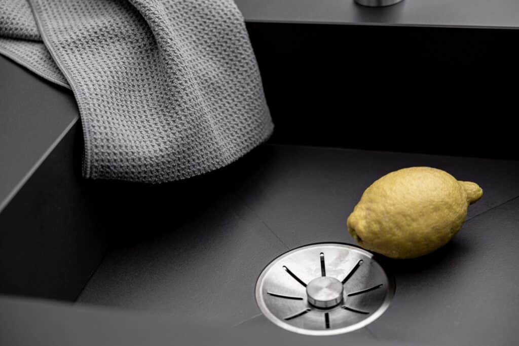 Detailansicht der Keramikspüle der bee outdoor Outdoorküche