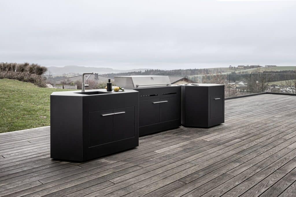 Modulare Anordnung einer bee outdoor Outdoorküche