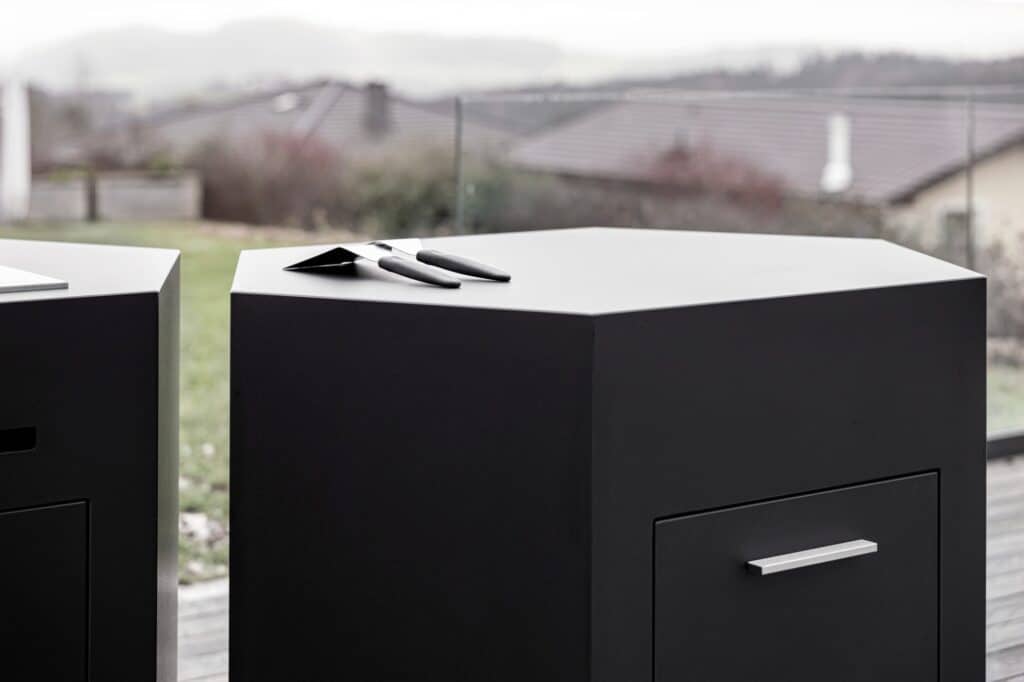 Design Outdoorküche in Wabenform mit hochwertigen Materialien