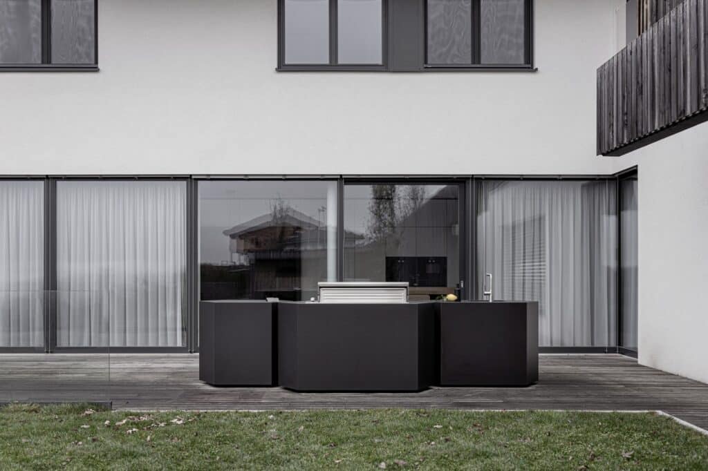 Edle Rückansicht der Outdoorküche bee outdoor