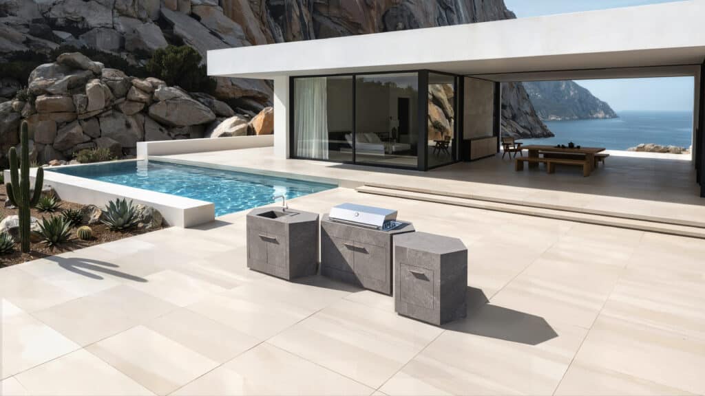 Variante einer Keramikoberfläche für die Outdoorküche bee outdoor vor luxuriöser Villa am Meer