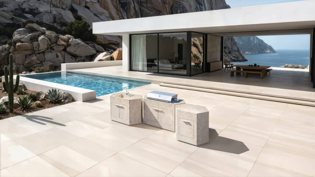 Helle Keramikoberfläche der modularen Outdoorküche bee outdoor auf Terrasse vor Villa mit Meerblick