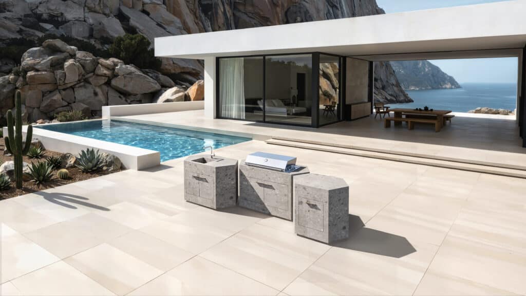 Keramik der Outdoorküche bee outdoor in Steinoptik vor luxuriöser Villa mit Meerblick