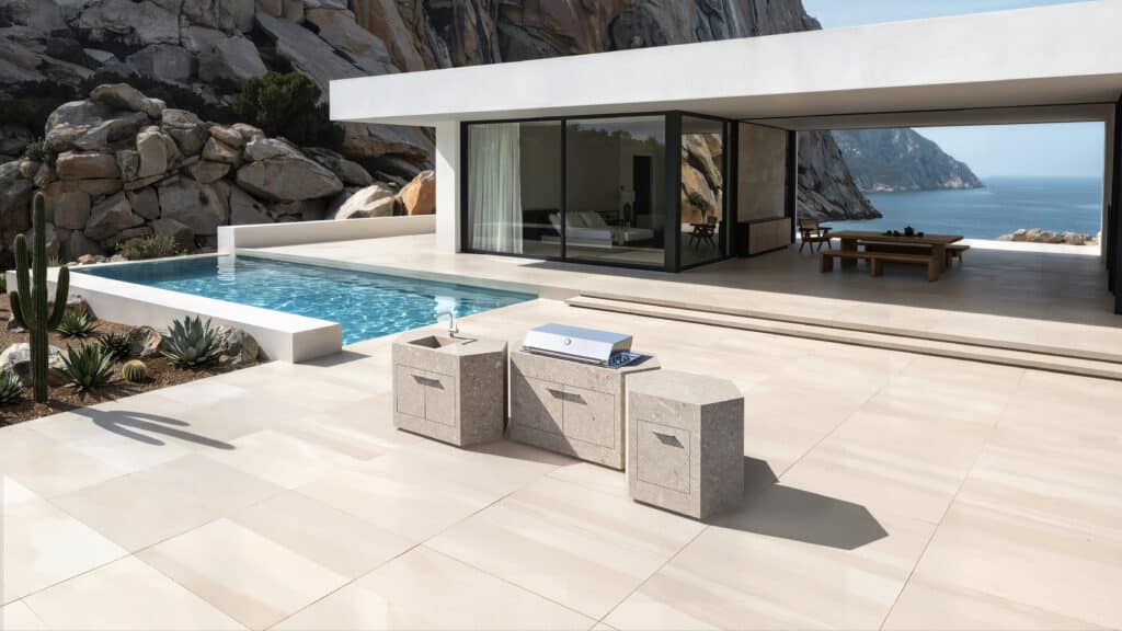 Edle Keramikoberfläche der Outdoorküche bee outdoor vor Villa mit Meerblick und Poolterrasse
