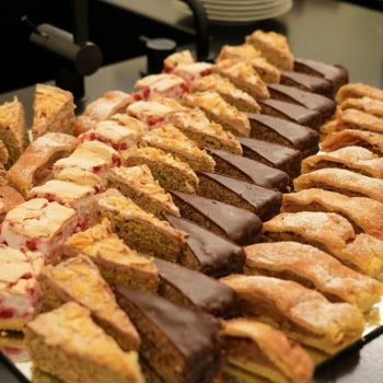 Exquisiter Wein und eine Auswahl an Köstlichkeiten | Design und Wein 2023 - Lehner Raumkonzept