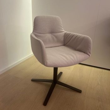 Freifrau Leya Armchair High bei Lehner Raumkonzept