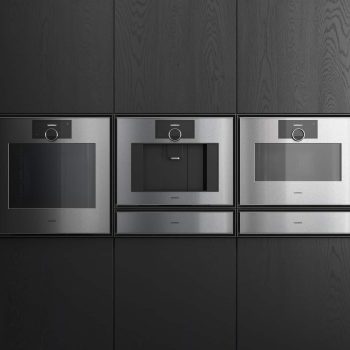 Die neue Gaggenau Expressive Serie mit Edelstahl-hinterlegter Vollglastür bzw. Edelstahl-hinterlegter Glasfront.