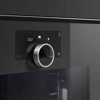 Schwebender Bedienring aus Edelstahl bei einem Gaggenau Gerät der Serie Minimalistic