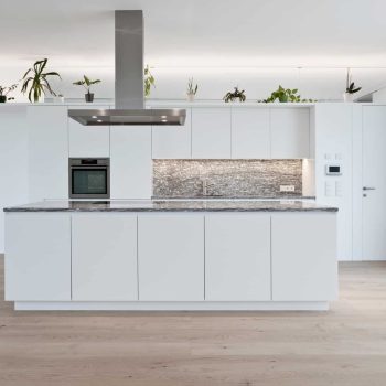 Kueche-mit-Kochinsel-Projekt-Wohnhaus-Lehner-Raumkonzept