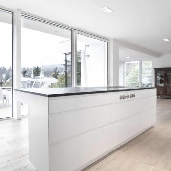 Offene-Kueche-Wohnhaus-Wien-Lehner-Raumkonzept-einzigartige-Kochinsel