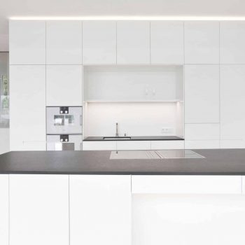 Offene-Kueche-in-Weiß-Wohnhaus-Wien-Lehner-Raumkonzept