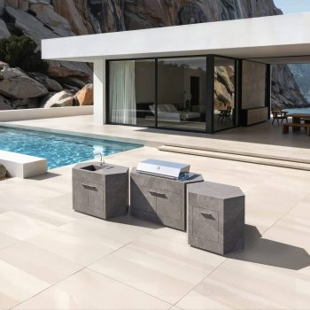 Variante einer Keramikoberfläche für die Outdoorküche bee outdoor vor luxuriöser Villa am Meer