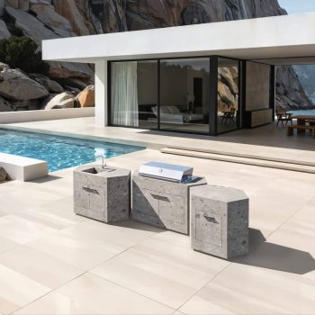 Keramik der Outdoorküche bee outdoor in Steinoptik vor luxuriöser Villa mit Meerblick