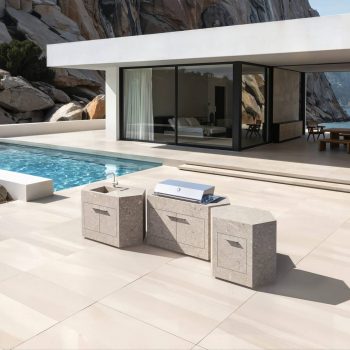 Edle Keramikoberfläche der Outdoorküche bee outdoor vor Villa mit Meerblick und Poolterrasse