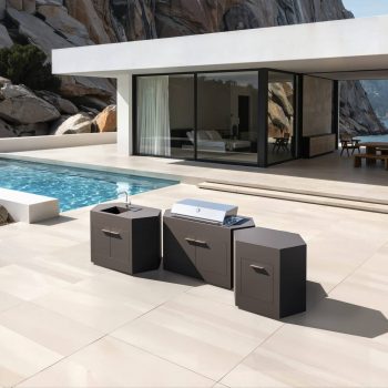 Variante von bee outdoor in edler Keramik vor luxuriöser Villa mit Meerblick