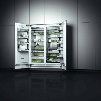 Geöffnete Kühlschränke der deutschen Marke Gaggenau