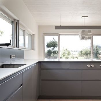 Offene skandinavische Küche, Blick von der Kochinsel nach draußen, Wohnhaus, Österreich