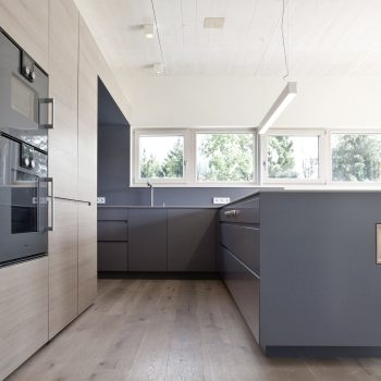 Ansicht offene Küche mit Kochinsel im skandinavischen Stil