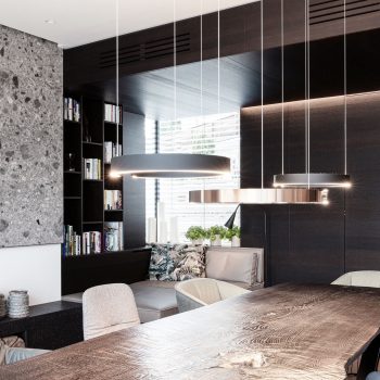 Esstisch aus Holz im modernen Wohnraum