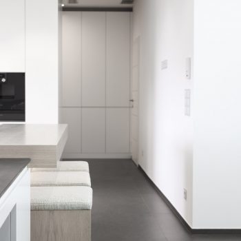 Moderne weiße Küche mit Holzdetails, Blick Richtung Vorraum, Wien, Lehner Raumkonzept