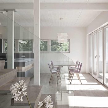 Blick auf Essbereich mit Stiege im Vordergrund und offener Küche, Wohnhaus Österreich