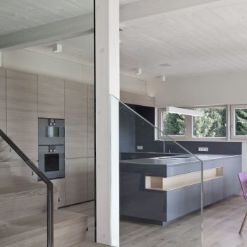 Offene Küche und Essbereich mit moderner Stiege im Vordergrund, Wohnhaus Österreich