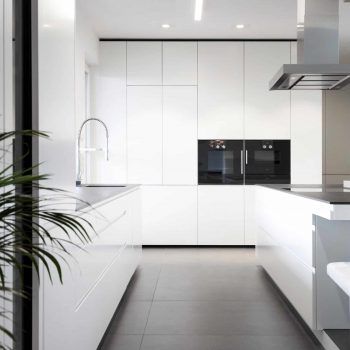 Moderne weiße Einbauküche im Raum Wien, Gesamtansicht