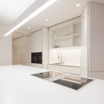 Offene weiße Küche mit Kochinsel und Essbereich, Apartment Oberösterreich