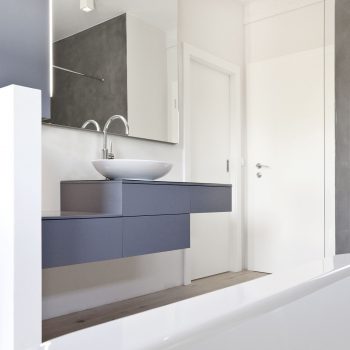Moderner Waschtisch im skandinavischen Badezimmer, Wohnhaus Österreich
