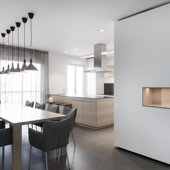 Offener Essbereich und Küche mit Kochinsel aus Eiche in Wien, Österreich